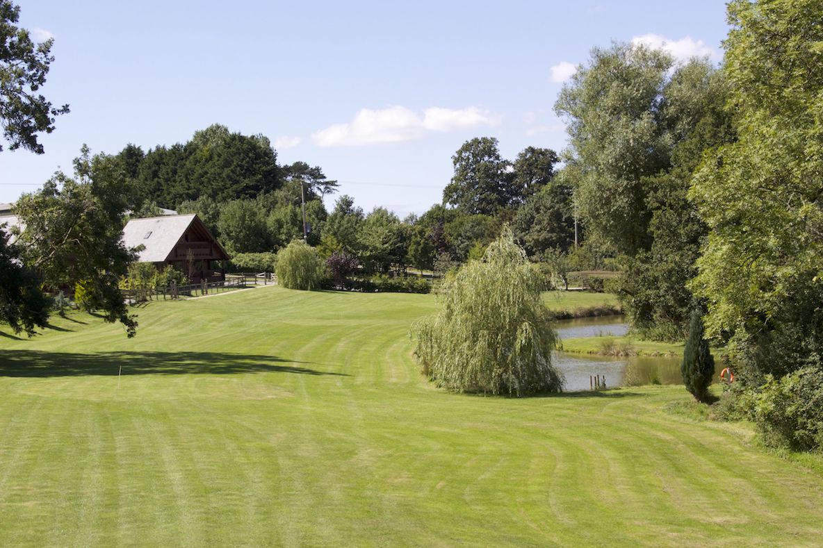 accommodation overlooking lakes and golf course. perfect for fishing.